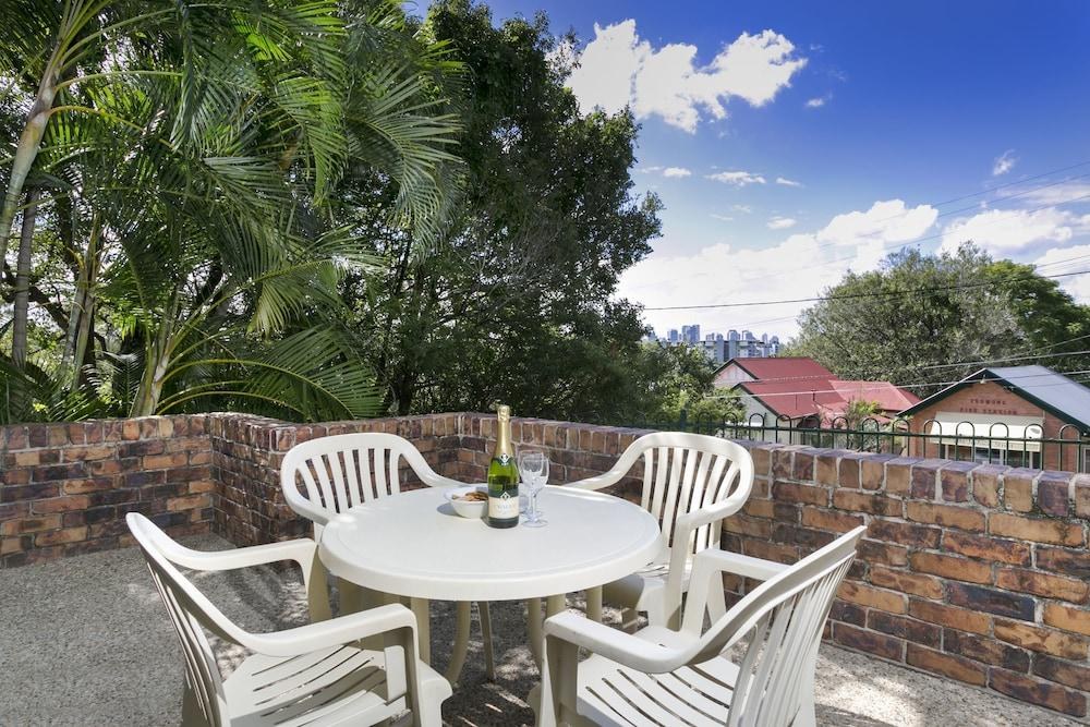 TOOWONG VILLAS photo 2