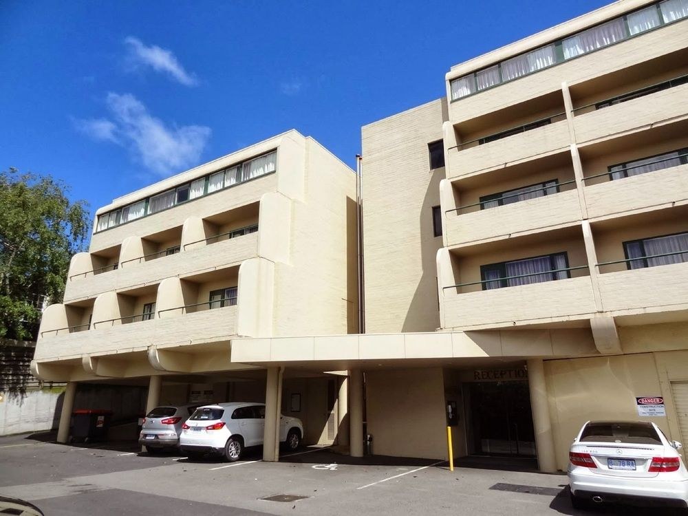 ST IVES APARTMENTS photo 1