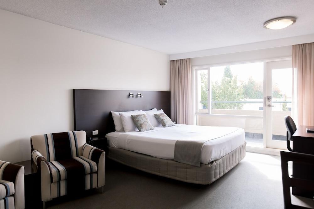 ST IVES APARTMENTS photo 3