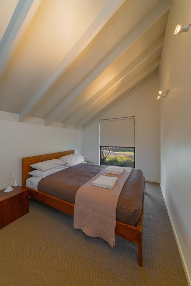 SOUTHERN OCEAN VILLAS photo 2