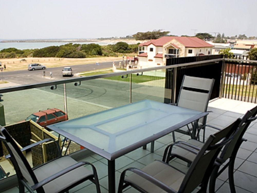 DOLPHIN APARTMENTS photo 1