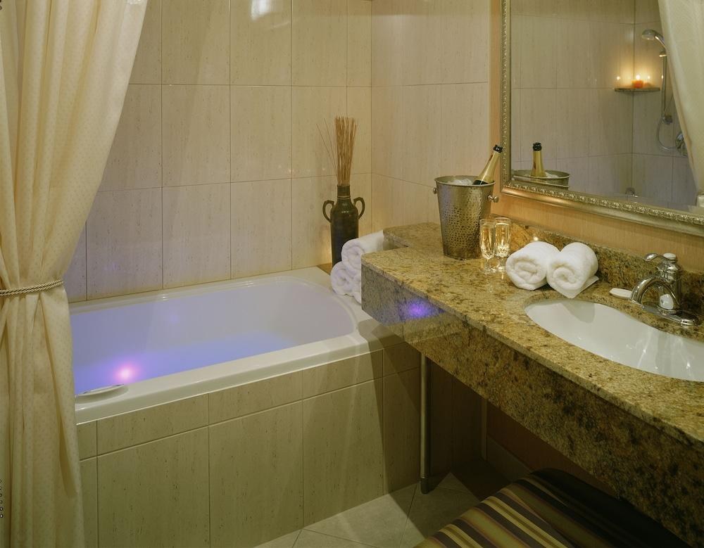 CARRIAGE HOUSE INN photo 3