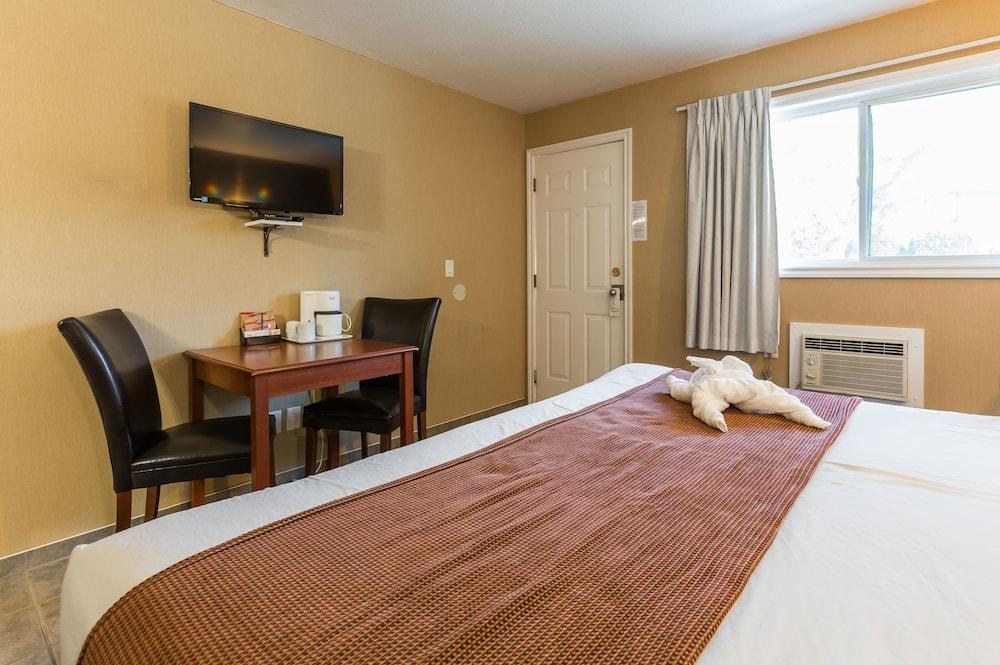 Chinook & Oasis Motel photo 2