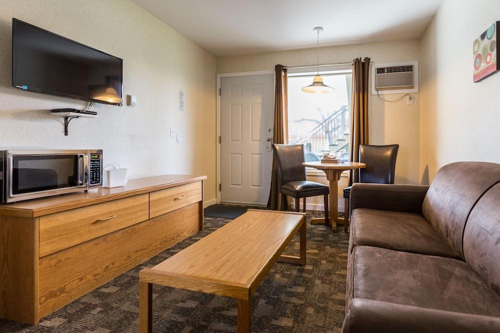 Chinook & Oasis Motel photo 3