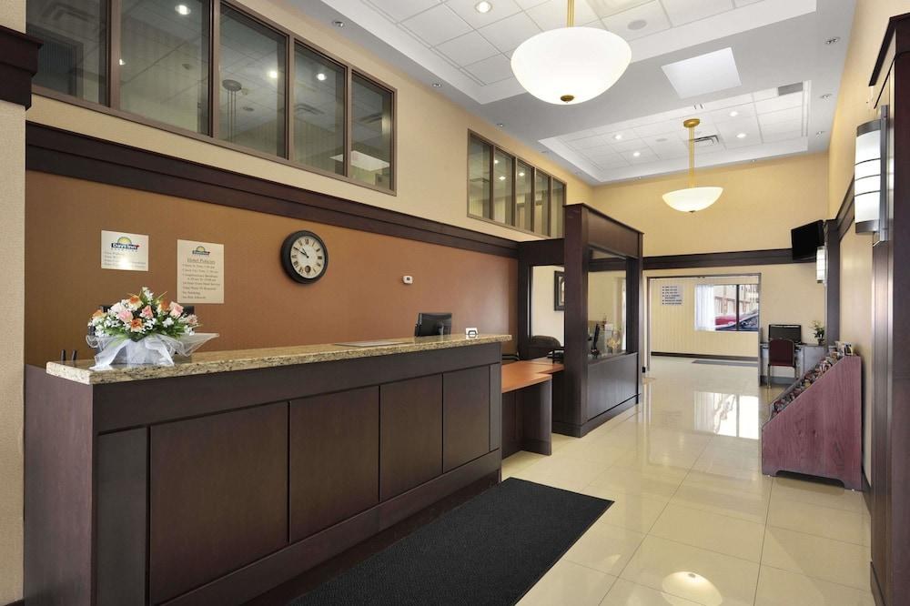 DAYS INN BY WYNDHAM BRAMPTON