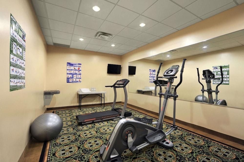DAYS INN BY WYNDHAM BRAMPTON photo 3