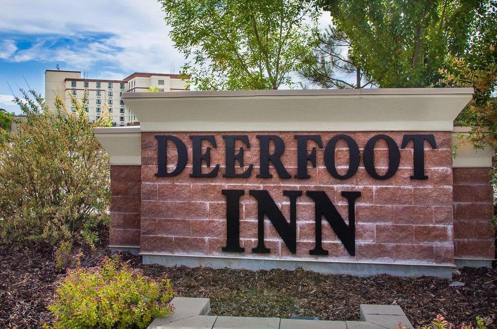 DEERFOOT INN & CASINO