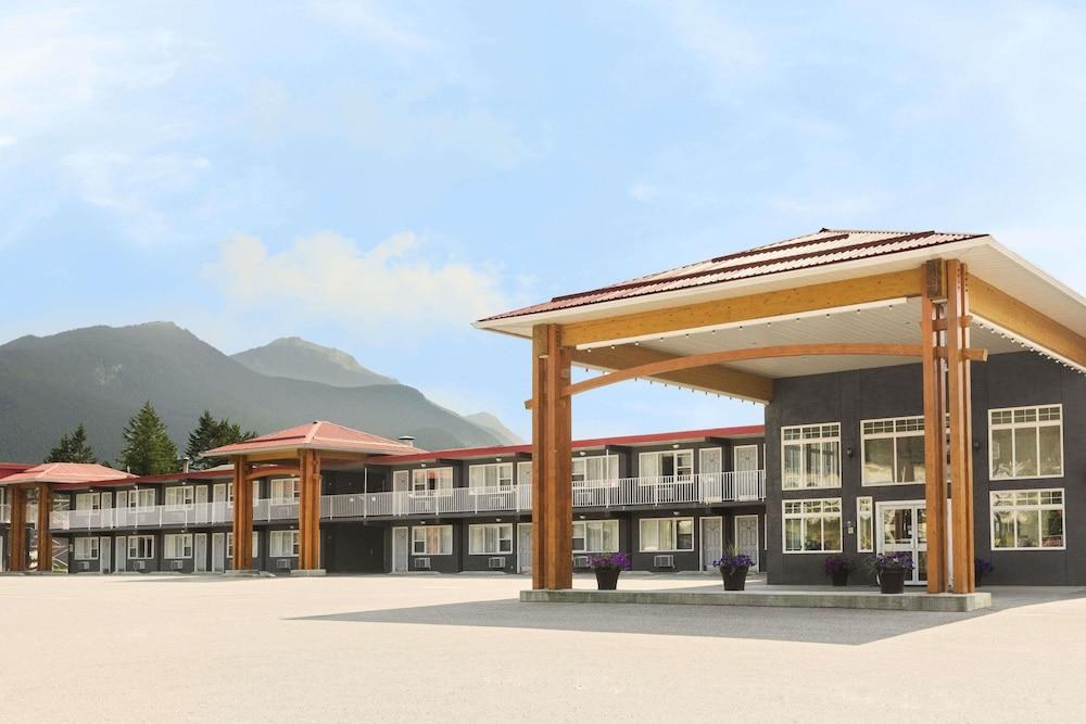 DAYS INN BY WYNDHAM GOLDEN photo 3