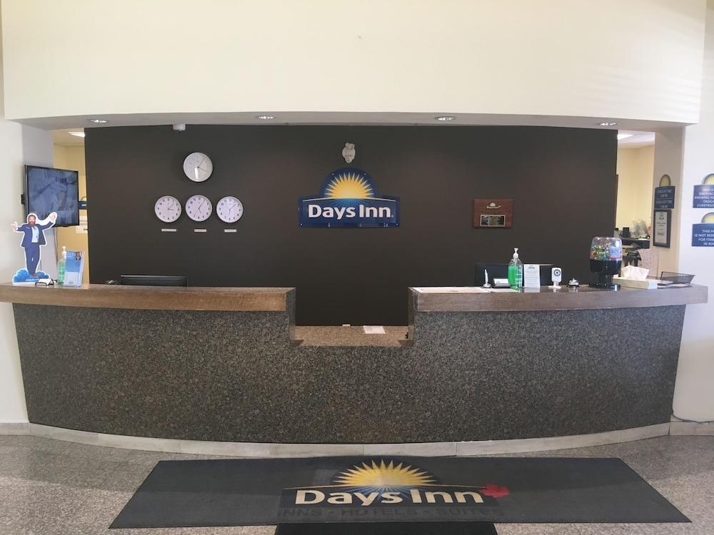 DAYS INN GRANDE PRAIRIE photo 2