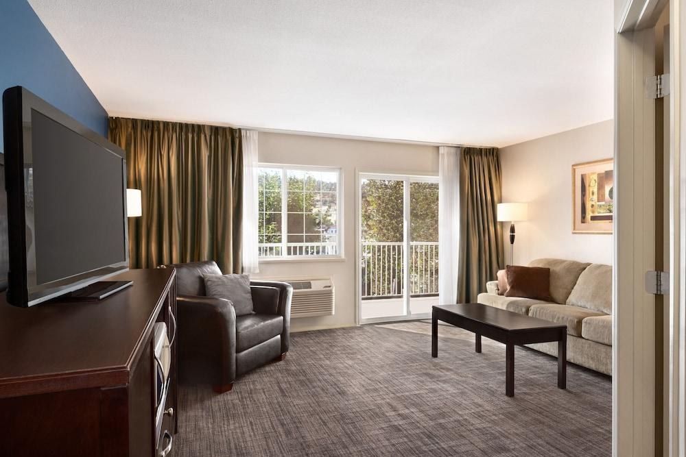 DAYS INN BY WYNDHAM KELOWNA