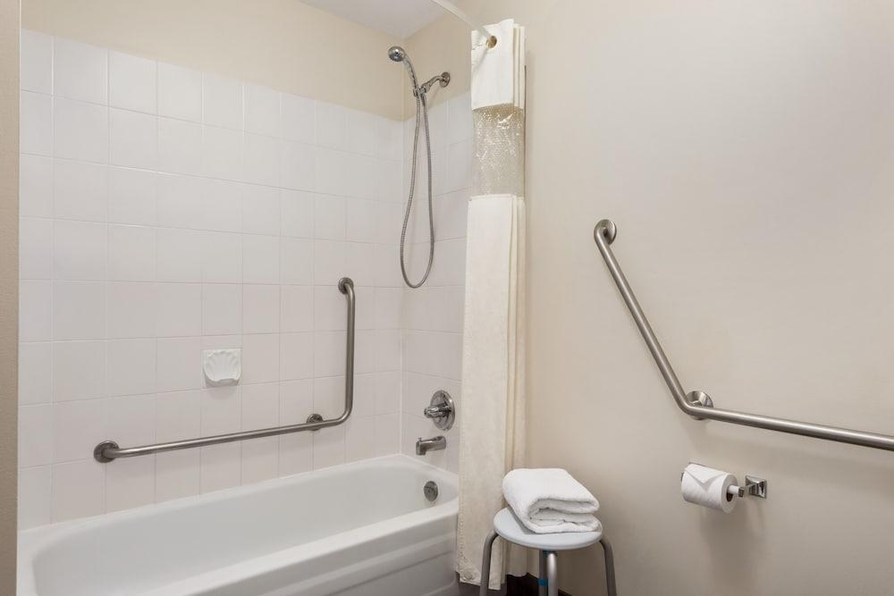DAYS INN BY WYNDHAM KELOWNA photo 3