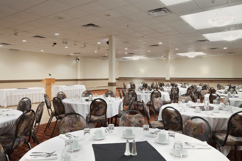 DAYS HOTEL AND SUITES - LLOYDMINSTER