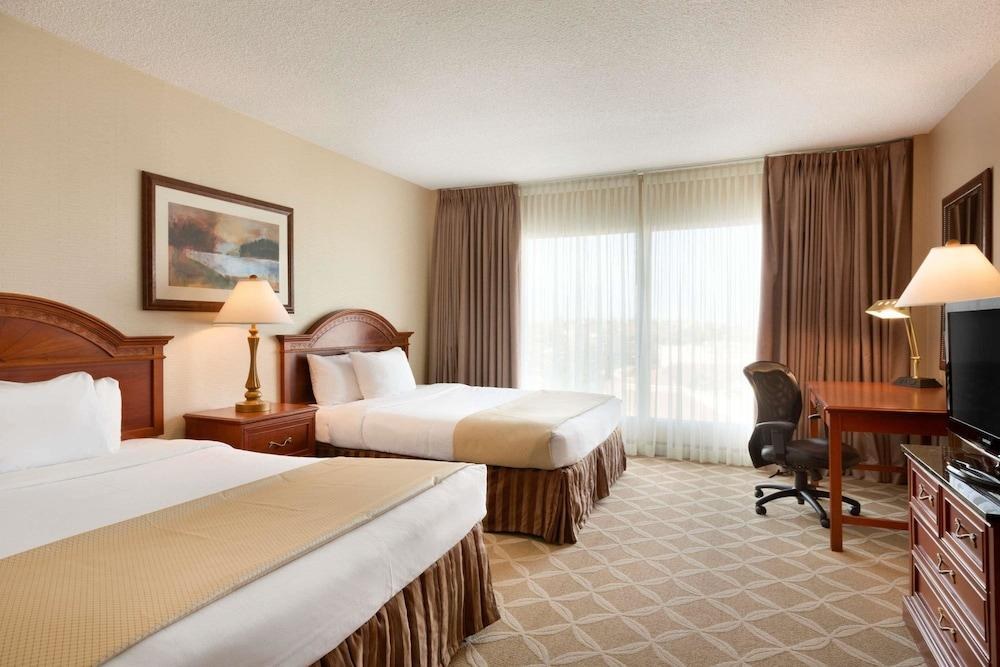 DAYS HOTEL AND SUITES - LLOYDMINSTER photo 3