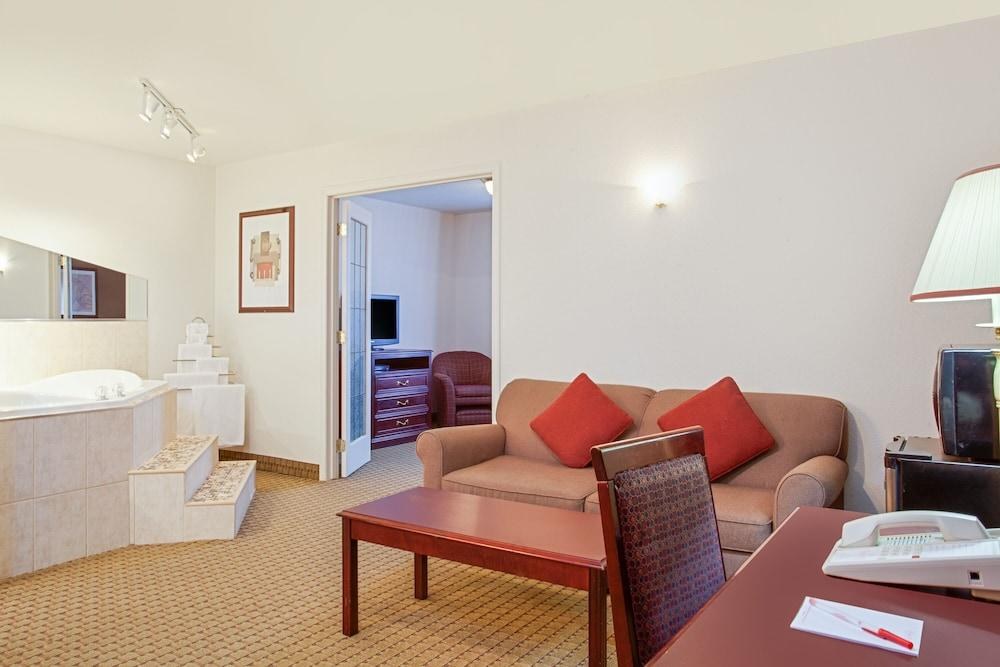 RAMADA INN AND SUITES RED DEER photo 2