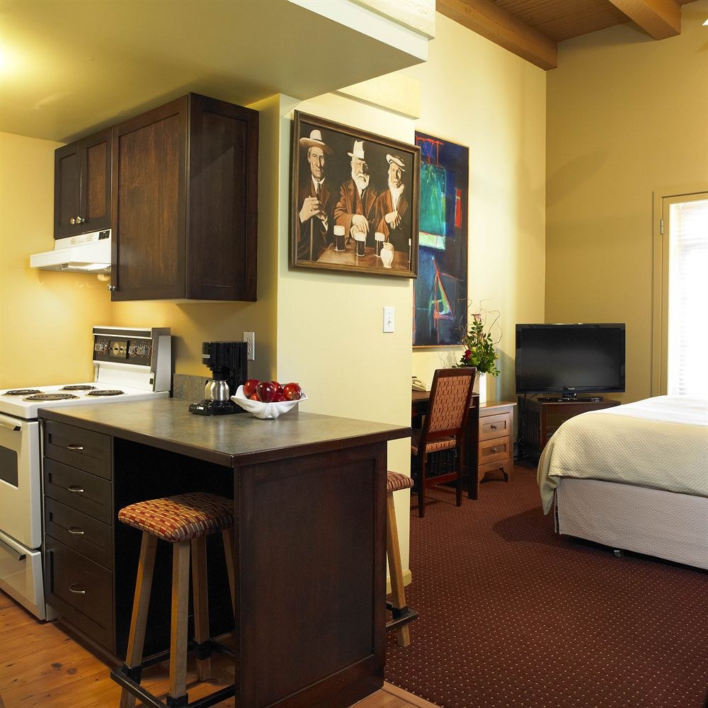 SWANS SUITE HOTEL AND BREWPUB