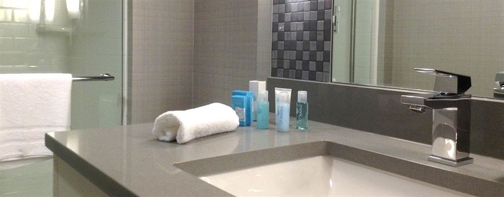 THE GRAND WINNIPEG AIRPORT HOTEL