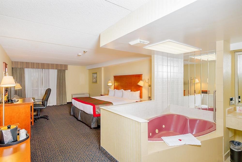 Ramada by Wyndham Niagara Falls by the River photo 2