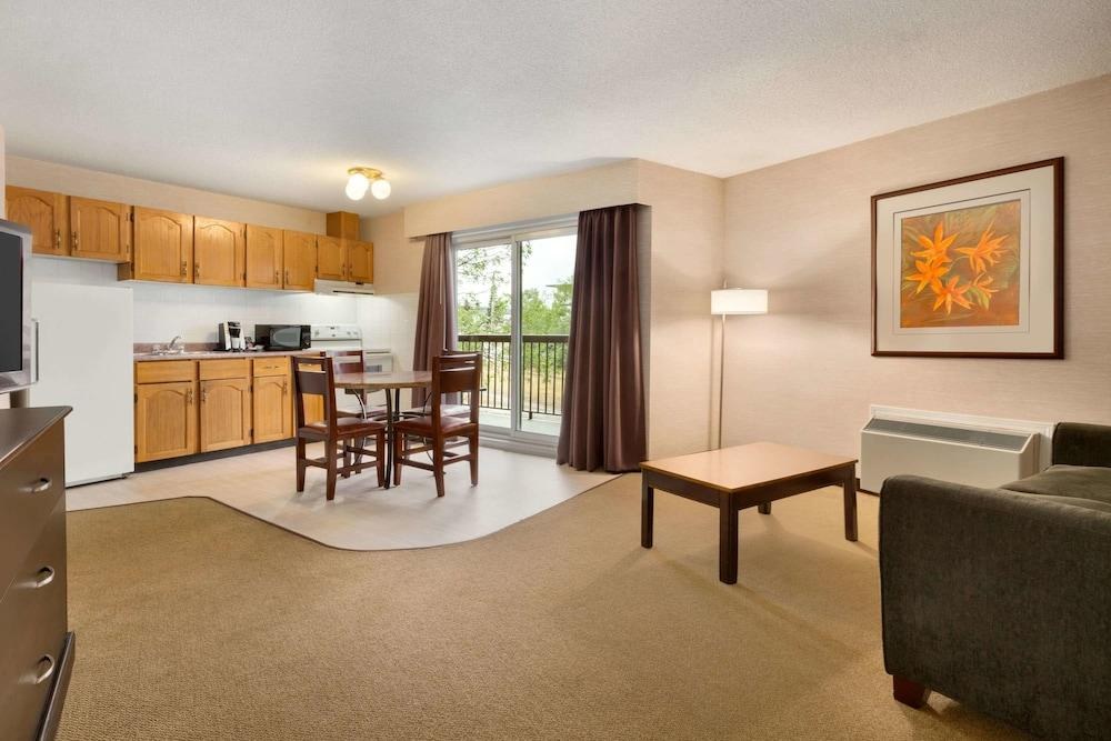 Super 8 by Wyndham Prince George photo 2