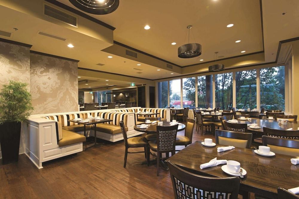 Doubletree By Hilton and Suites Victoria photo 3