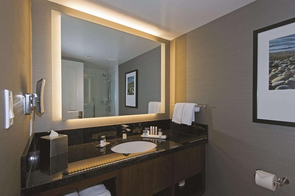 Doubletree By Hilton and Suites Victoria photo 4