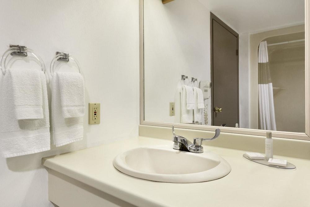 Travelodge by Wyndham Brockville photo 4