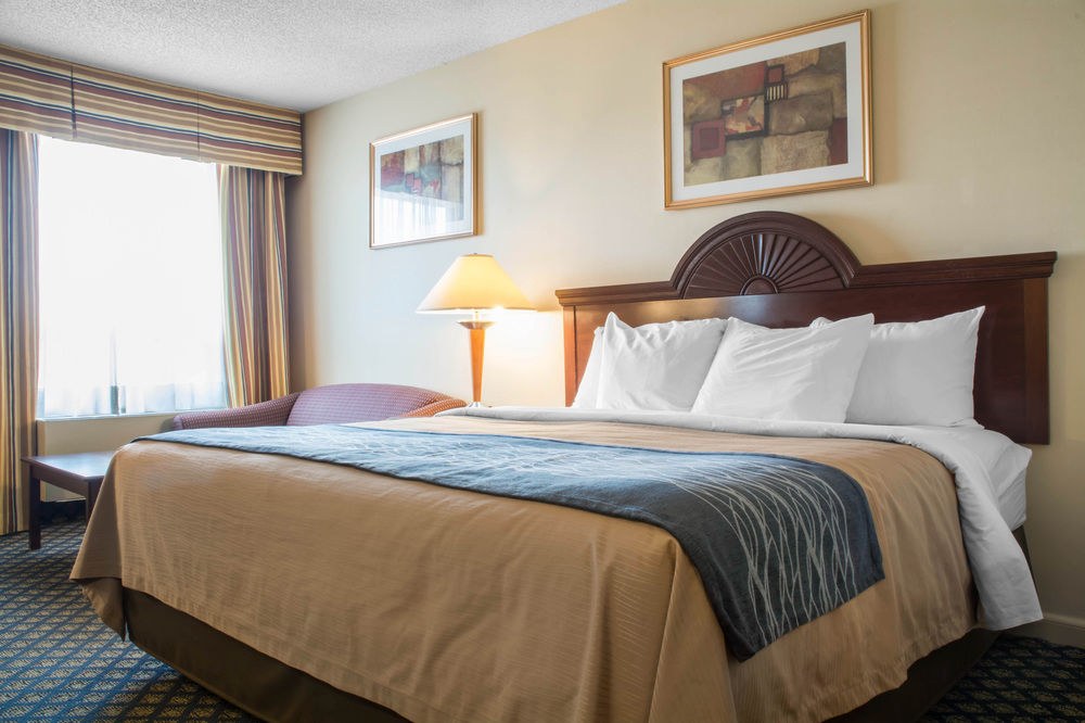 COMFORT INN & SUITES photo 1