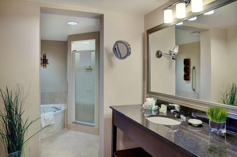HOLIDAY INN HOTEL & SUITES OTTAWA KANATA photo 2