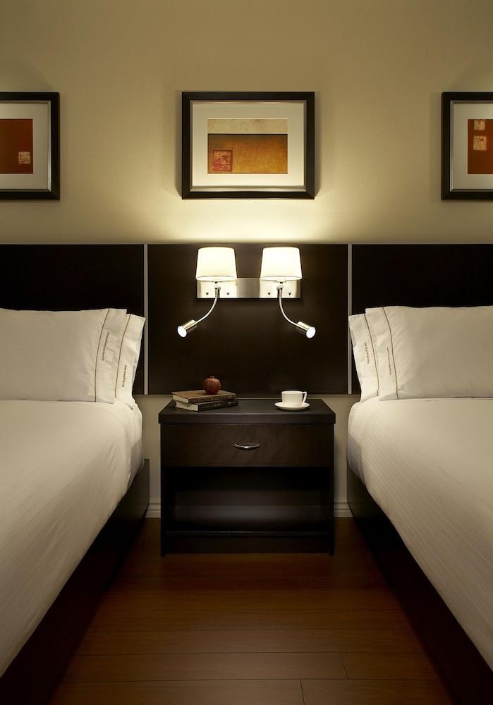 HOLIDAY INN HOTEL & SUITES MONTREAL AIRPORT photo 2