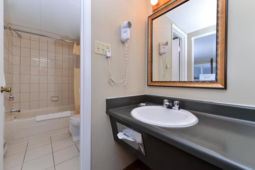 CANADAS BEST VALUE INN photo 4