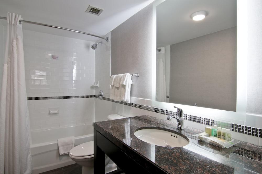 HOLIDAY INN HOTEL & SUITES ST. CATHARINES CONFERENCE CENTER photo 2