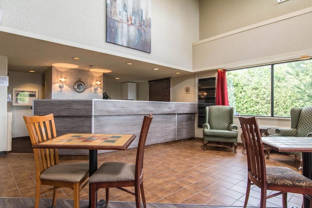 ECONO LODGE AIRPORT QUEBEC photo 4
