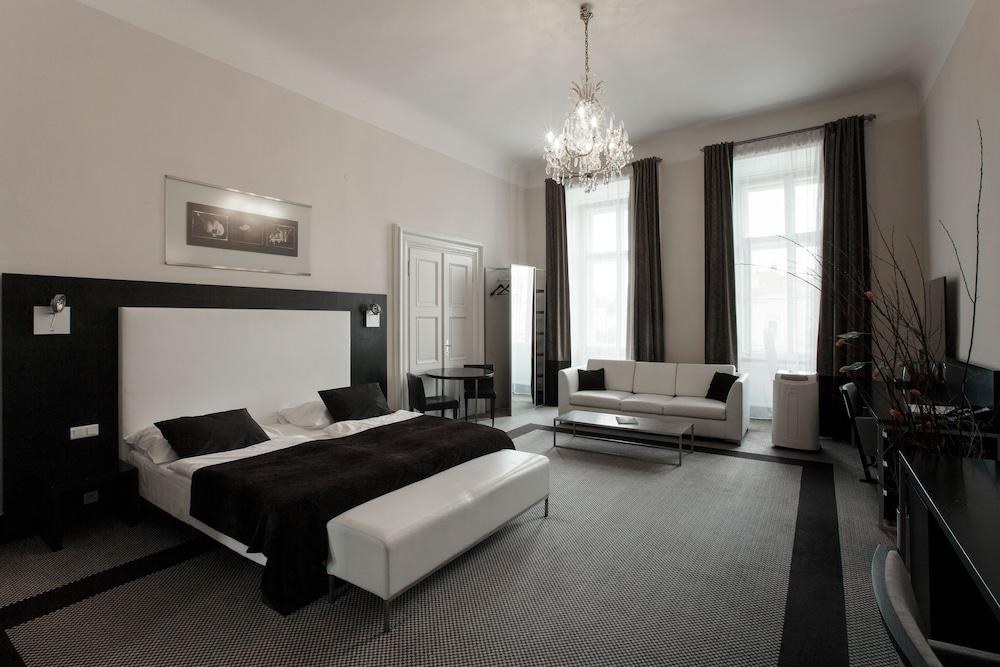 OLD TOWN SQUARE HOTEL & RESIDENCE photo 2