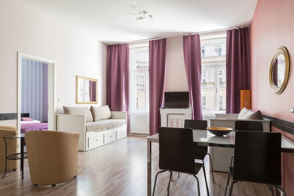ROYAL COURT APARTMENTS photo 2