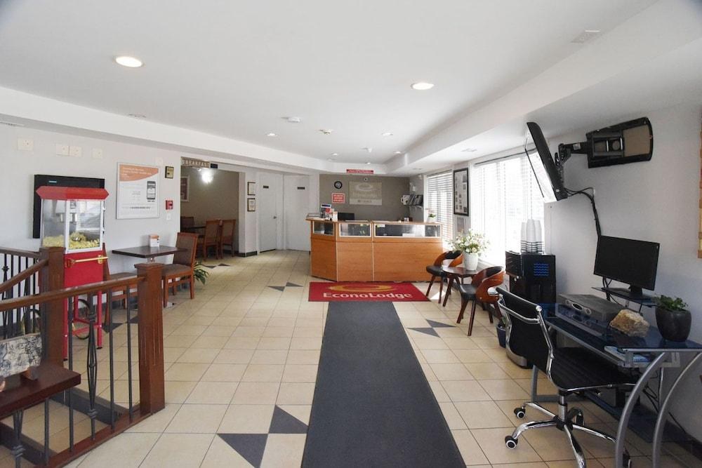 ECONO LODGE INN & SUITES DRUMHELLER photo 3