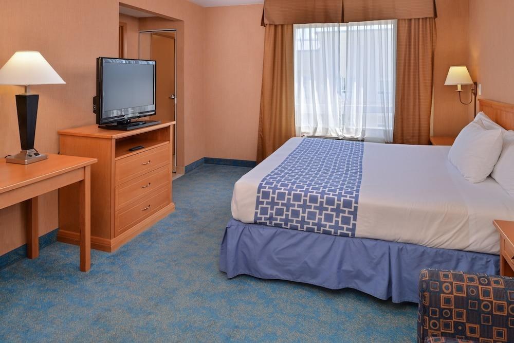 ECONO LODGE INN & SUITES UNIVERSITY photo 2