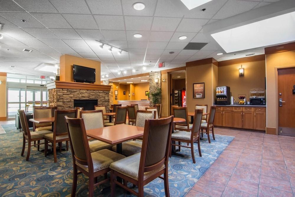 ECONO LODGE INN & SUITES UNIVERSITY photo 3