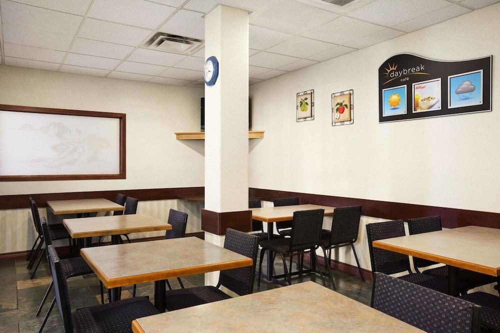 DAYS INN BY WYNDHAM HINTON photo 4