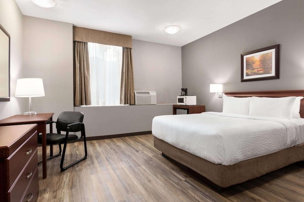 DAYS INN BY WYNDHAM HAMILTON photo 3