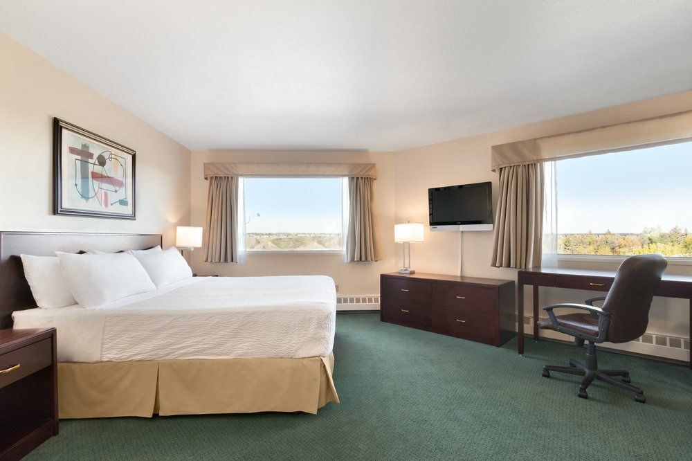 DAYS INN BY WYNDHAM LETHBRIDGE