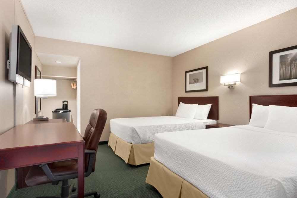 DAYS INN BY WYNDHAM LETHBRIDGE photo 1