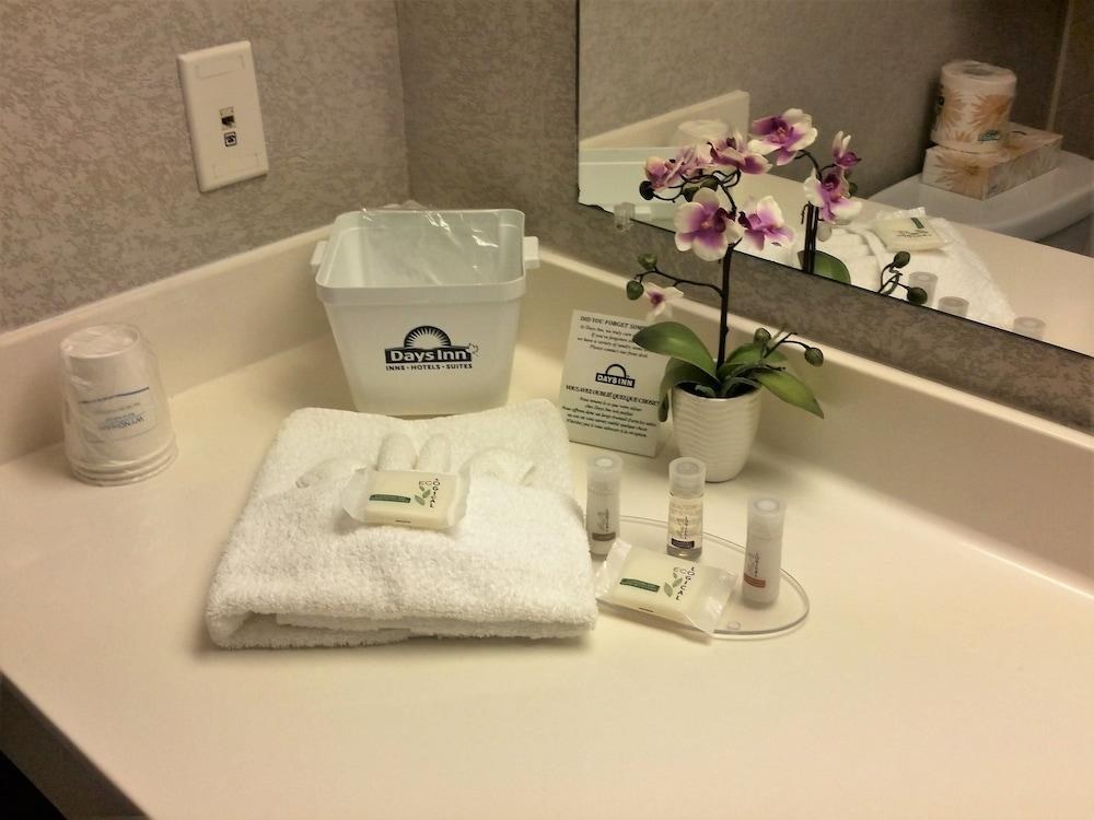 DAYS INN BY WYNDHAM OTTAWA AIRPORT photo 2