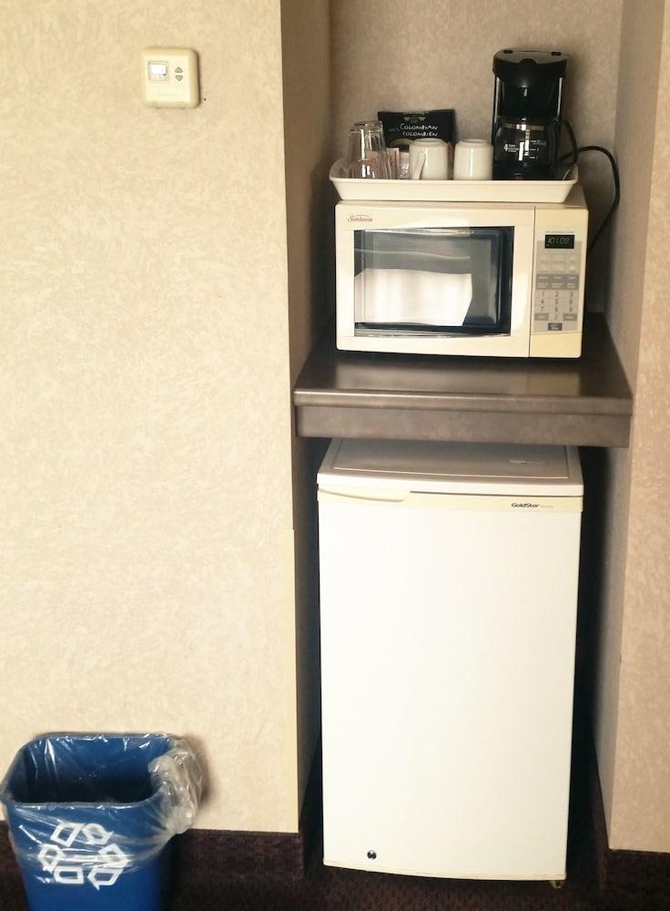 DAYS INN BY WYNDHAM OTTAWA AIRPORT photo 3