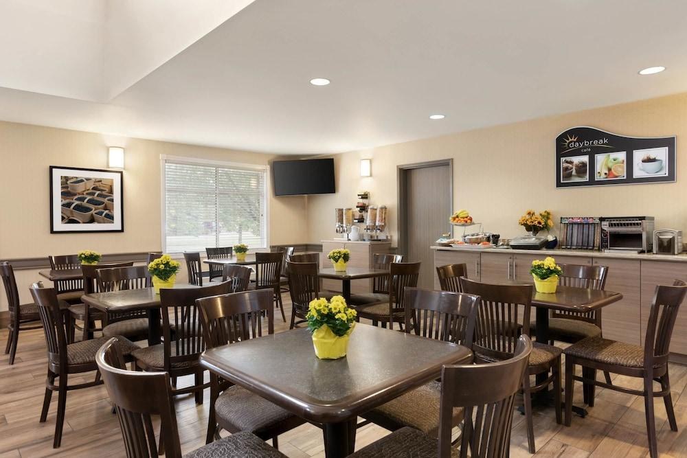 DAYS INN BY WYNDHAM OTTAWA AIRPORT photo 4