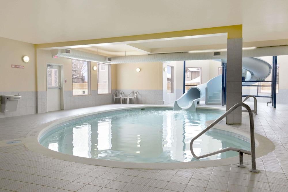 DAYS INN BY WYNDHAM MOOSE JAW