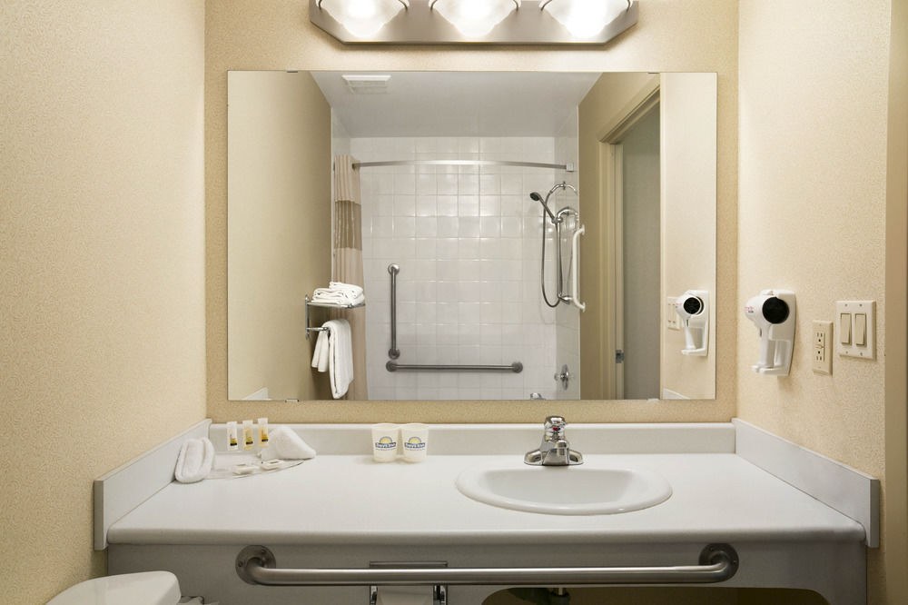 DAYS INN BY WYNDHAM MOOSE JAW photo 1