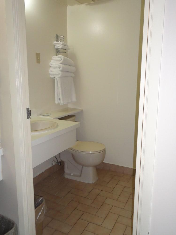 Diplomat Inn photo 2