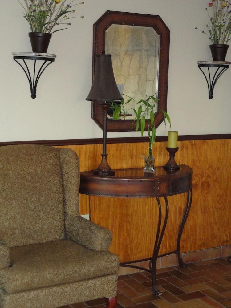 Diplomat Inn photo 3