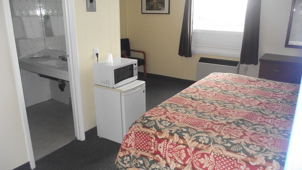 EMPRESS INN AND SUITES BY THE FALLS