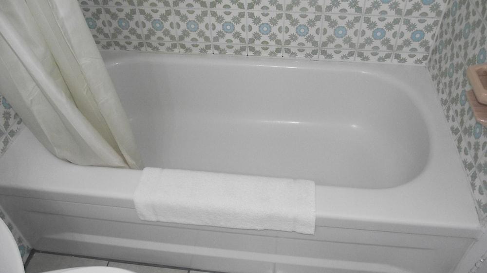 EMPRESS INN AND SUITES BY THE FALLS photo 3