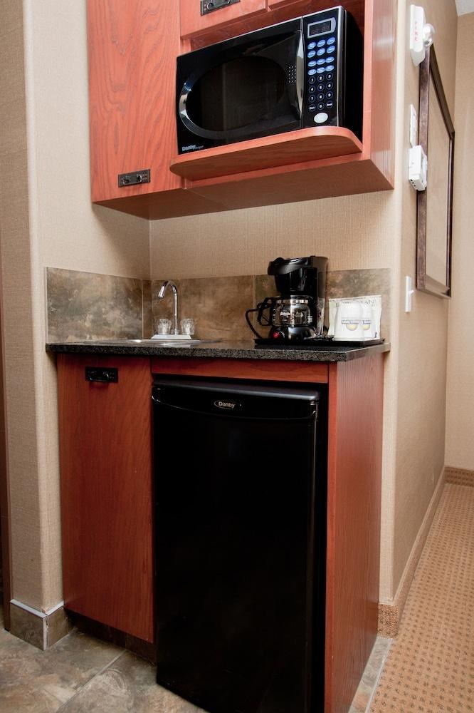 DAYS INN & SUITES BY WYNDHAM STRATHMORE photo 2